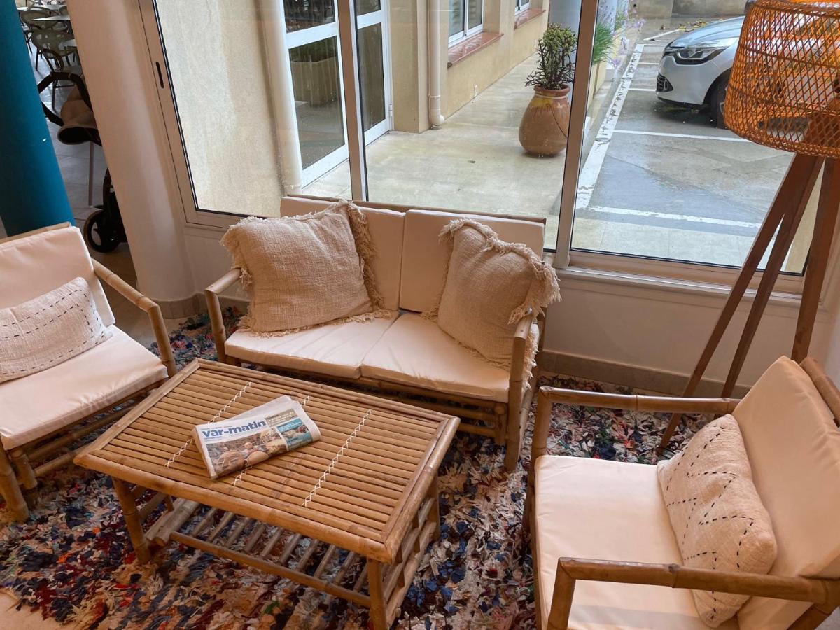Au Tapis De Sable Hotell Saint-Cyr-sur-Mer Eksteriør bilde