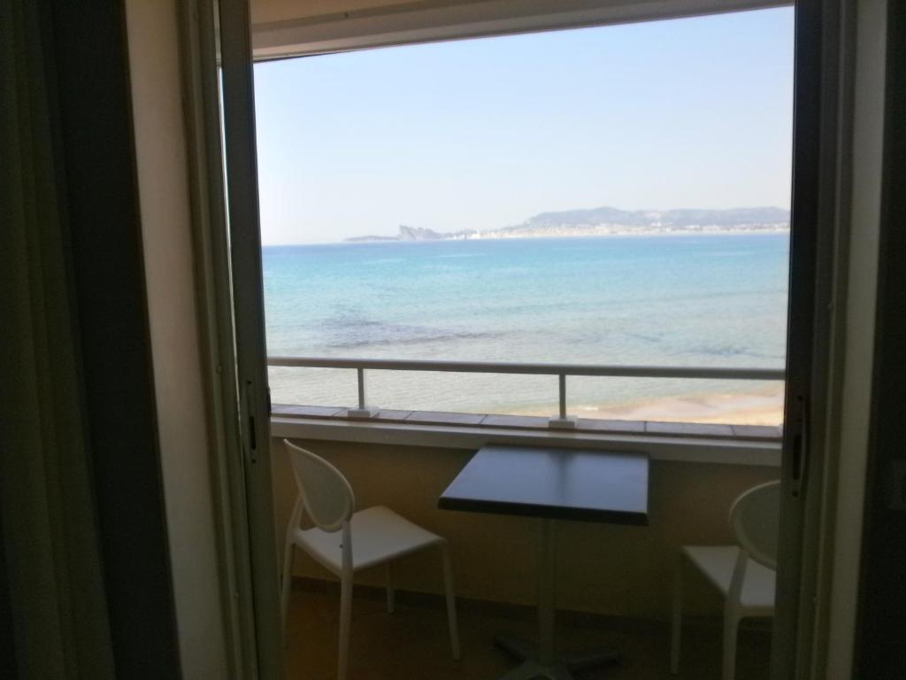 Au Tapis De Sable Hotell Saint-Cyr-sur-Mer Rom bilde